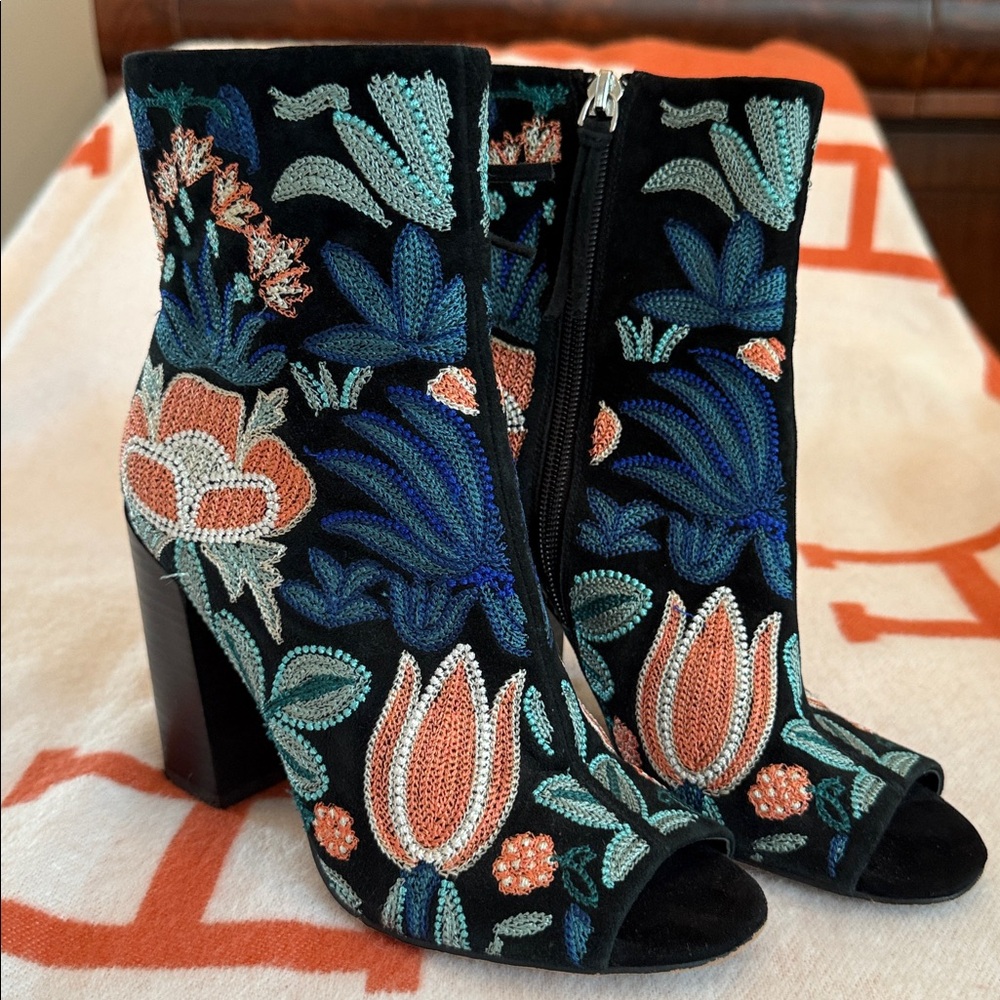 Rebecca Minkoff Floral Embroidered ankle Boots like new Blue Black Orange white